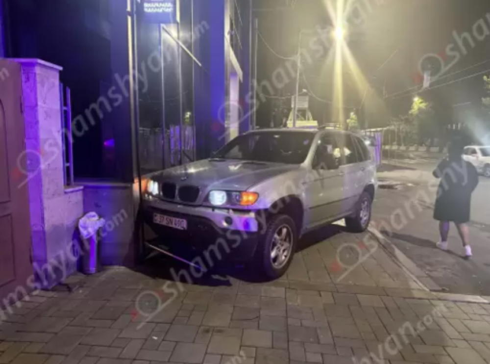 Երևանում BMW X5-ի կին վարորդը բախվել է «Կերամիկ սիթի»-ի երկաթե ճաղավանդակներին ու պատին