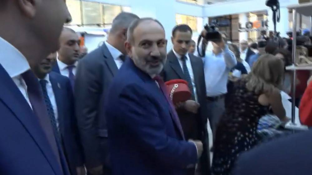 Նիկոլ Փաշինյանը այցելել է EXPO 2019 ցուցահանդես. Աննա Հակոբյանին ցուցահանդեսին կարմիր պայուսակ նվիրեցին