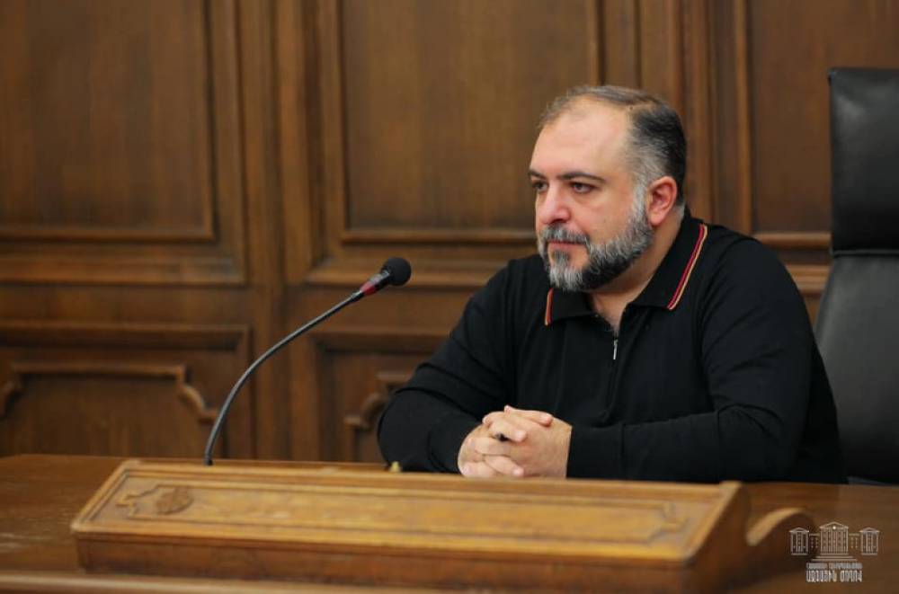 Պաշտոնական հարցում եմ ուղարկել ԱՆ՝ խնդրելով պատասխանել՝ կա՞ մասնագիտական եզրակացություն, որ դիմակներով դասի նստելը չի վտանգելու երեխաների ֆիզիկական և հոգեկան առողջությունը․ Վահագն Թևոսյան