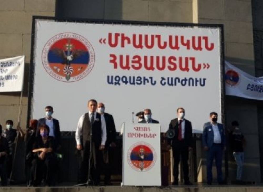 Ազատության հրապարակում հանրահավաք անցկացնող Խաչիկ Ասրյանին հենց բեմի վրա տուգանեցին