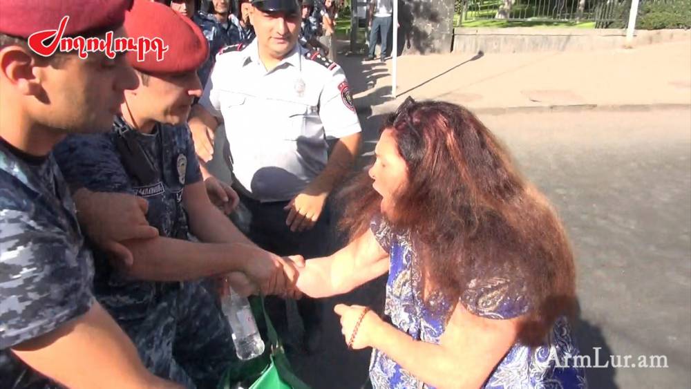 ՏԵՍԱՆՅՈՒԹ. ԱԺ շենքի մոտից քաղաքացու բերման ենթարկեցին
