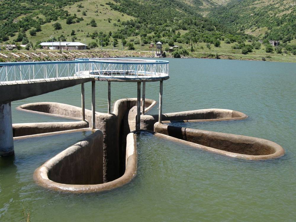 Վայոց Ձորում 2 արկ Կեչուտի ջրամբարն է ընկել