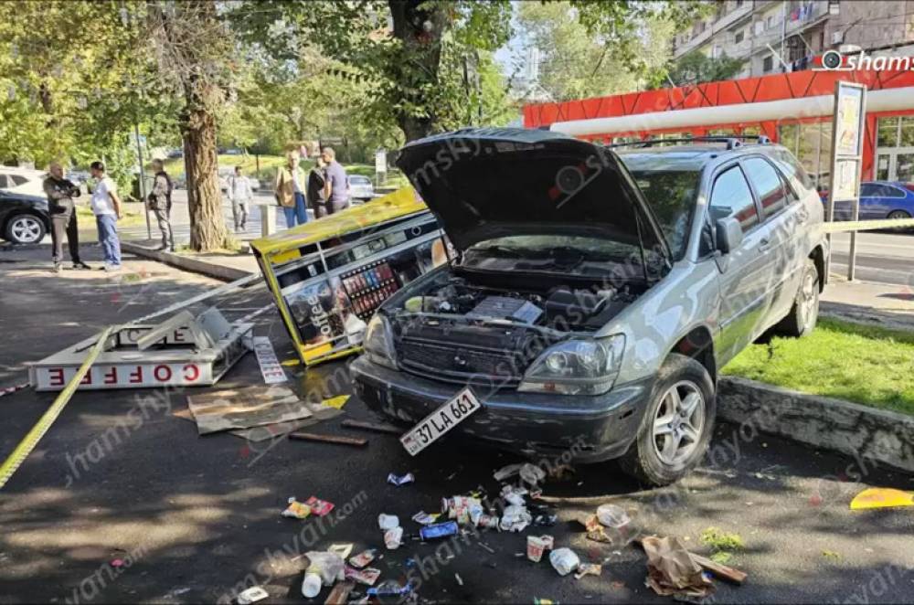 Երևանում «Lexus»-ը վրաերթի է ենթարկել 3 հետիոտնի, հայտնվել մայթին