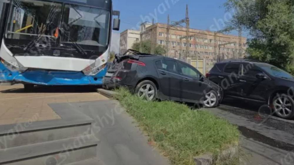 Թիվ 2 երթուղին սպասարկող ավտոբուսի մասնակցությամբ վթար Անդրանիկի փողոցում. Ավտոբուսը հայտնվել է մայթին