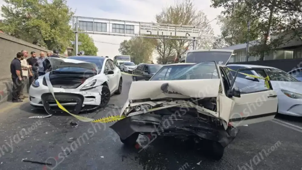 Ավտովթար՝ Երևանում. բախվել են «Tesla»-ն ու «Lada»-ն. կա վիրավոր