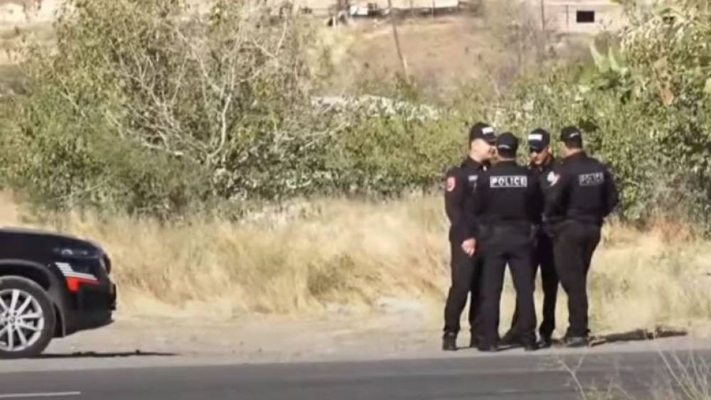 Դիմակավորված, ձեռնոցներով մեկ անձ մոտեցել է կանգնած 3 անձանց, կրակահերթ է արձակել. Մանրամասներ՝ Փարաքարի համայնքապետի uպանnւթյnւնիg